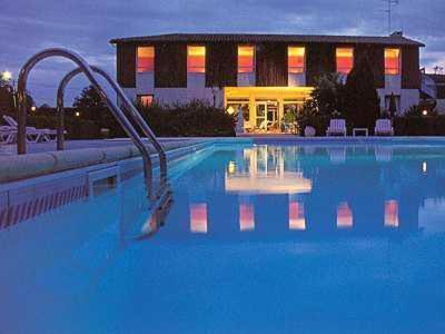Logis Hotels - Le Pont Bernet - Hotel 2 Etoiles Et Restaurant Le Pian-Médoc Exterior foto