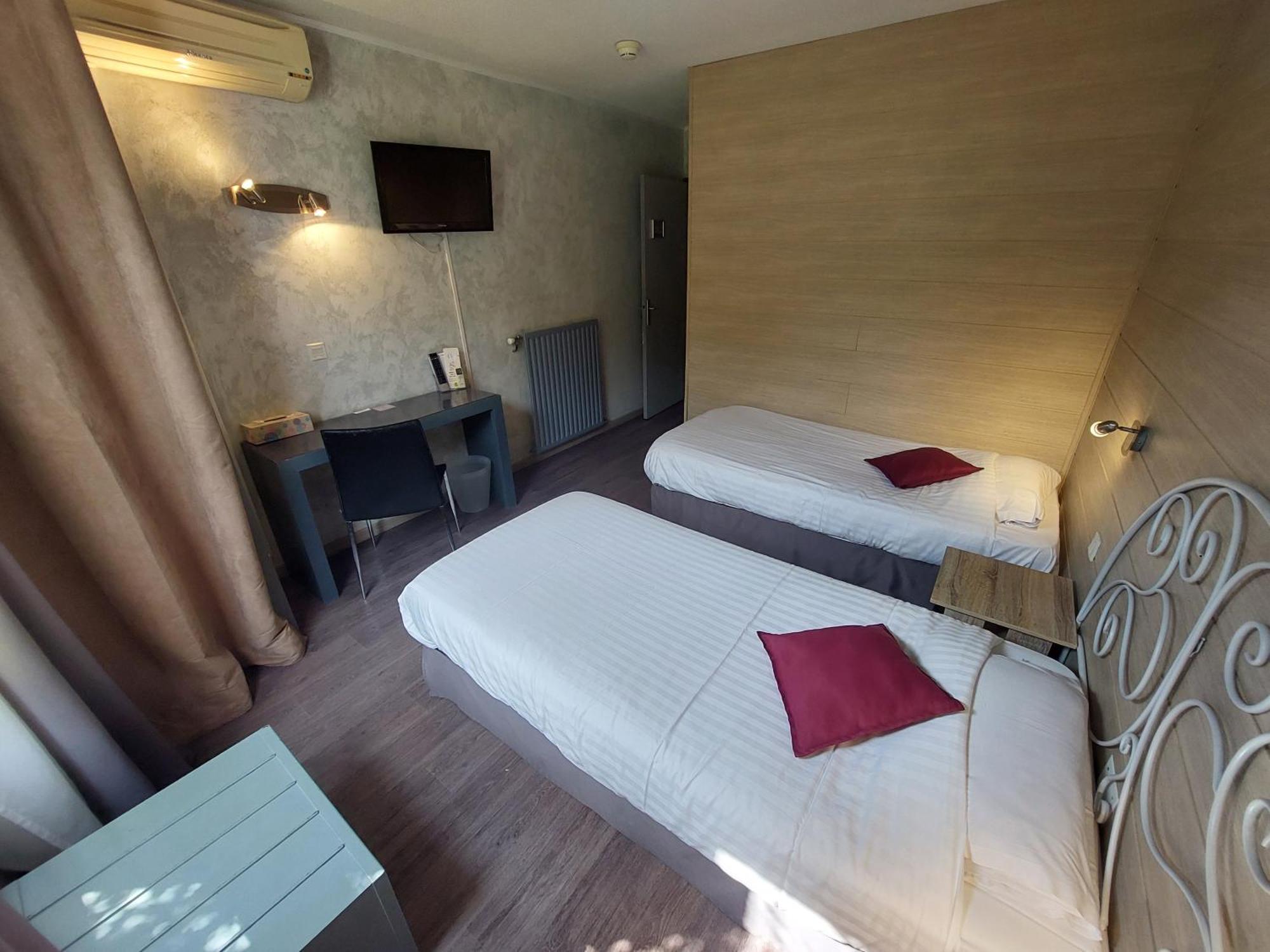 Logis Hotels - Le Pont Bernet - Hotel 2 Etoiles Et Restaurant Le Pian-Médoc Exterior foto